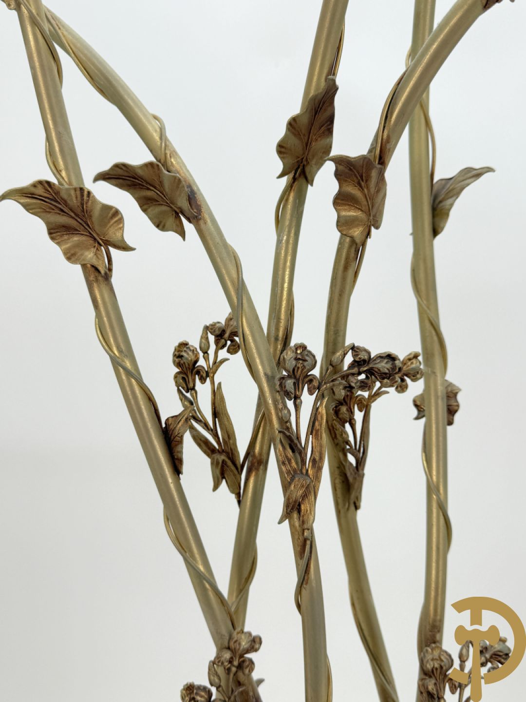 POITE getekend - Vuurverguld bronzen beeld van dame met kinderen houdende een toorts, achteraan 5 lichtpunten