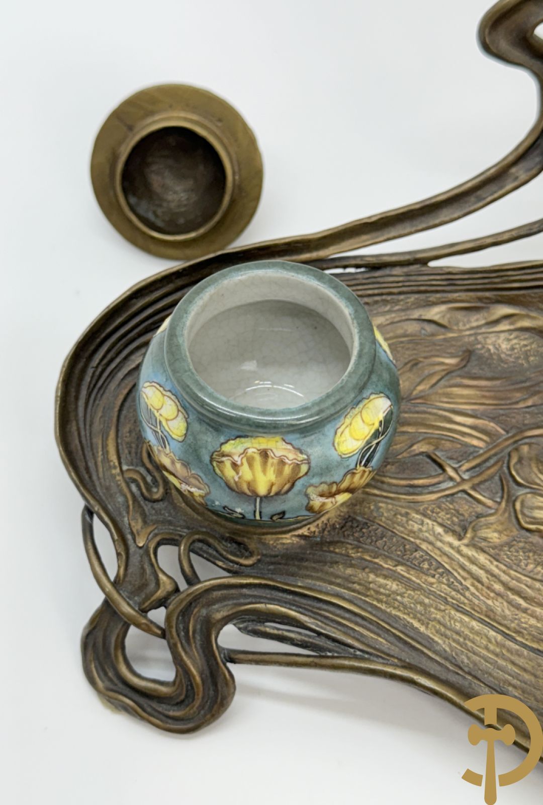 Bronzen inktstel bezet met staande dame met opmaakspiegel en zijdelings met 2 encriers, Art Nouveau stijl