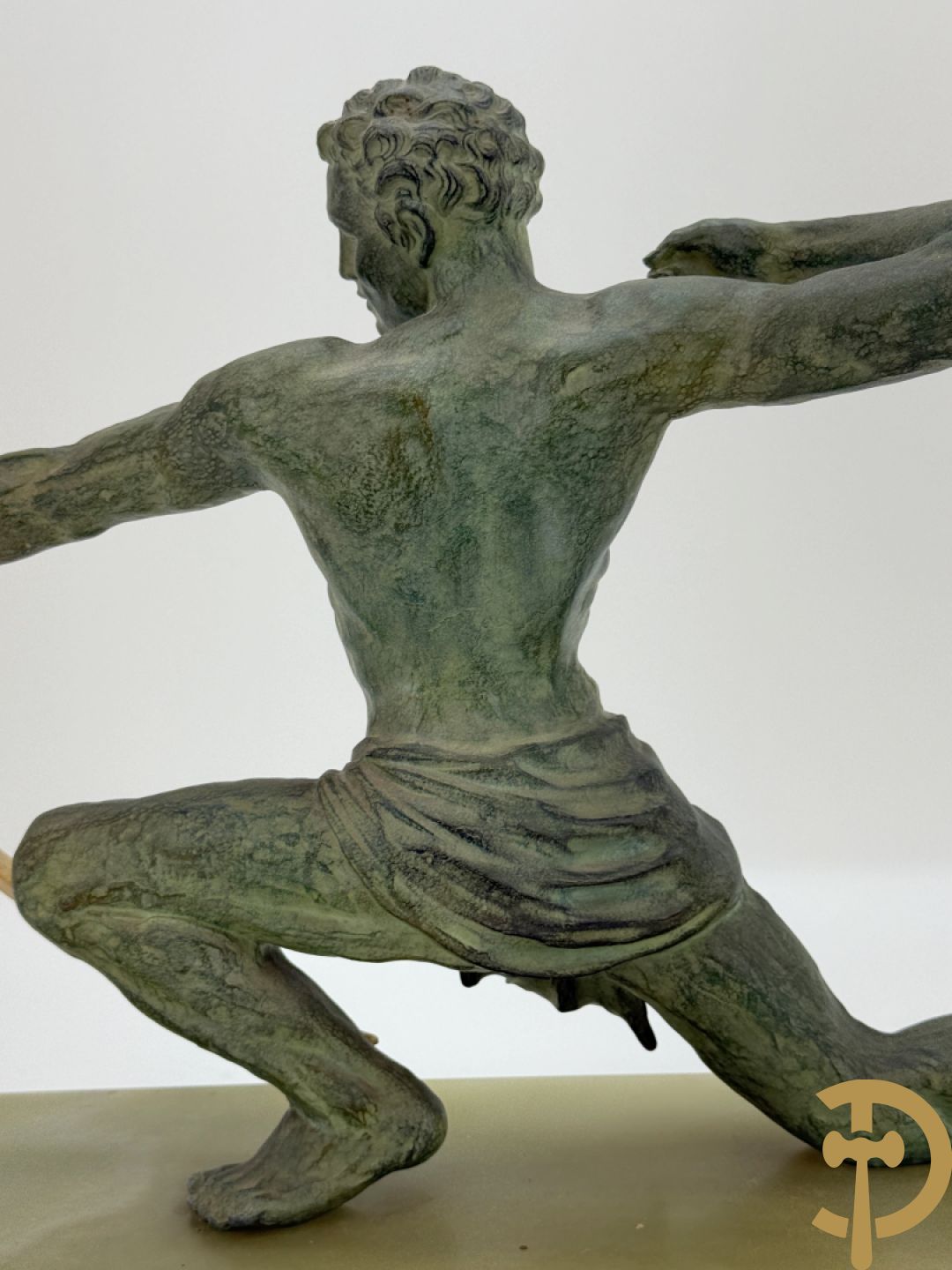 Kunstbronzen Art Deco beeld van boogschutter op onix marmeren basis