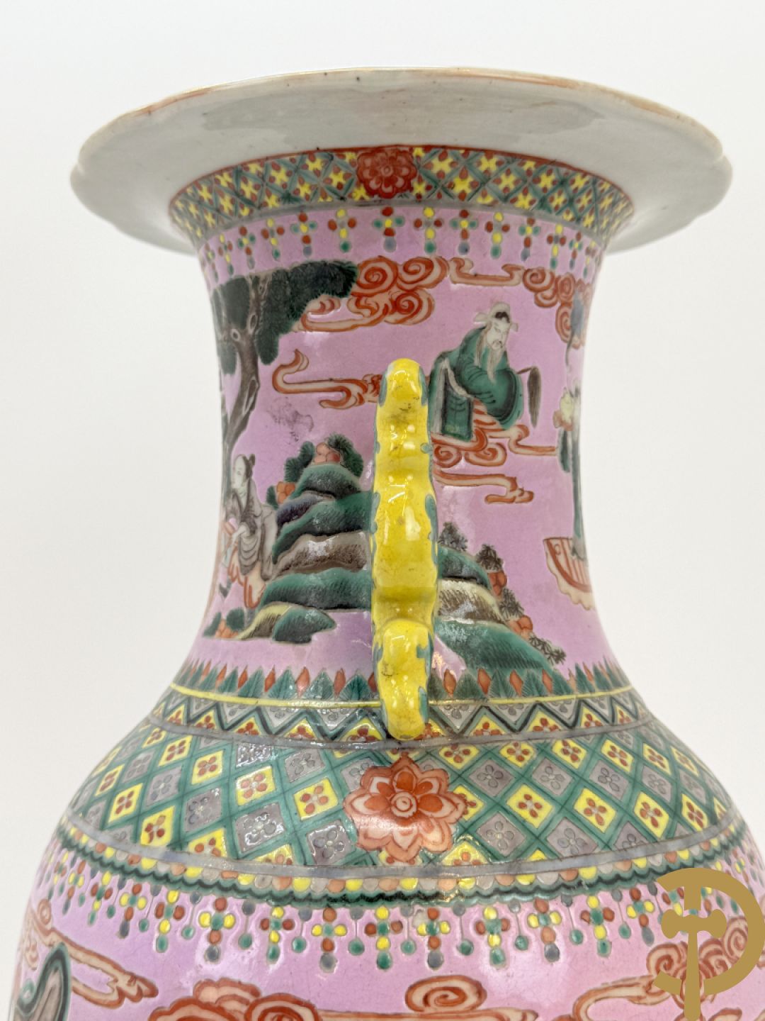 Chinese porseleinen meerkleurige vaas met decor van wijsgeren in landschap