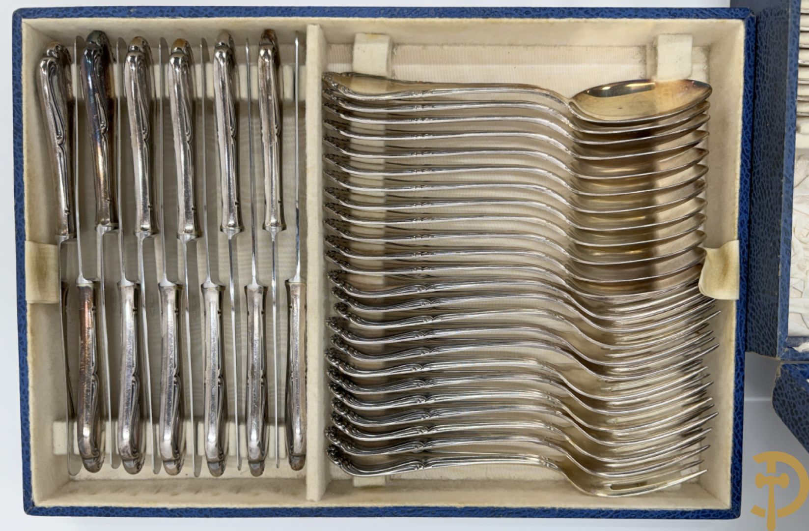 Verzilverd bestek Louis XV stijl bestaande uit lepels, vorken, messen, dessertlepels, dessertvorken, koffielepels, kleine vorken, visvorken, vismessen en soeplepel - in koffer