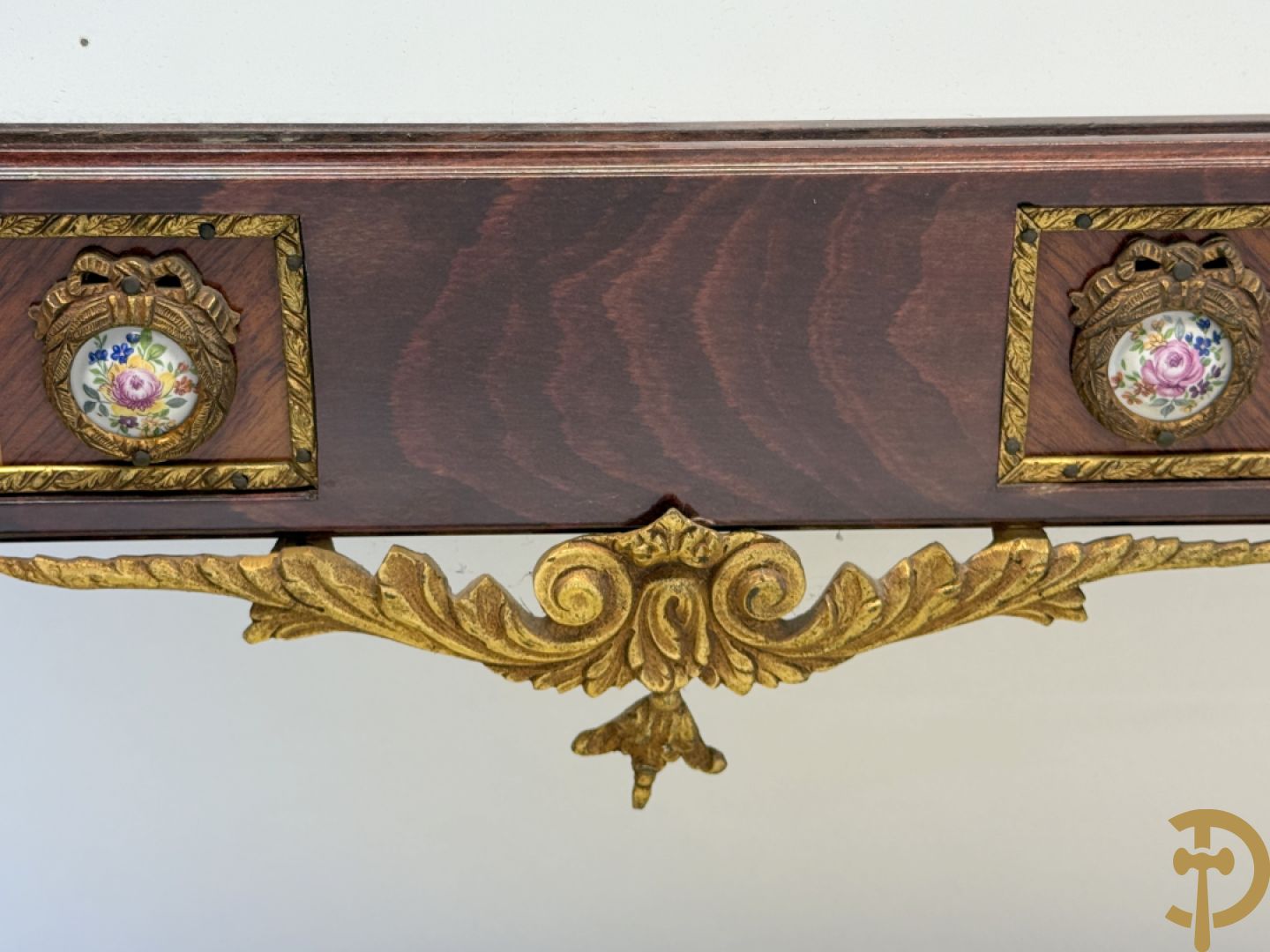 Notelaren console met porseleinen plakkettes met bloemen beschilderd en bronsbeslag + spiegel met porseleinen plakkettes