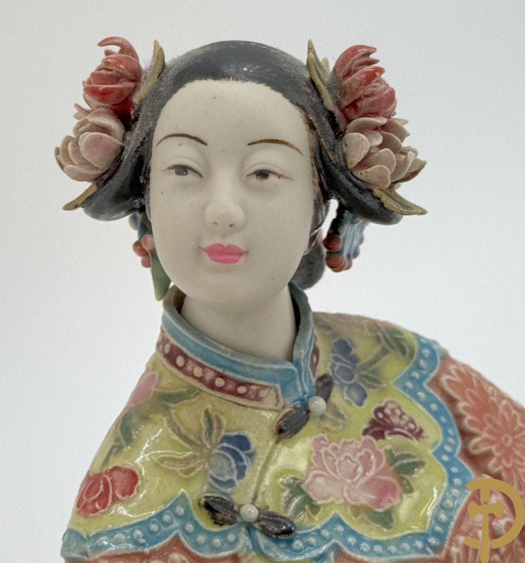 Japanse porseleinen liggende dame met waaier