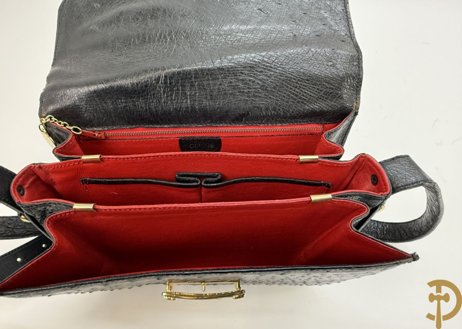 Vintage handtas in struisvogelleder met koperen ornament, Celine Paris, met bijhorende stofzak