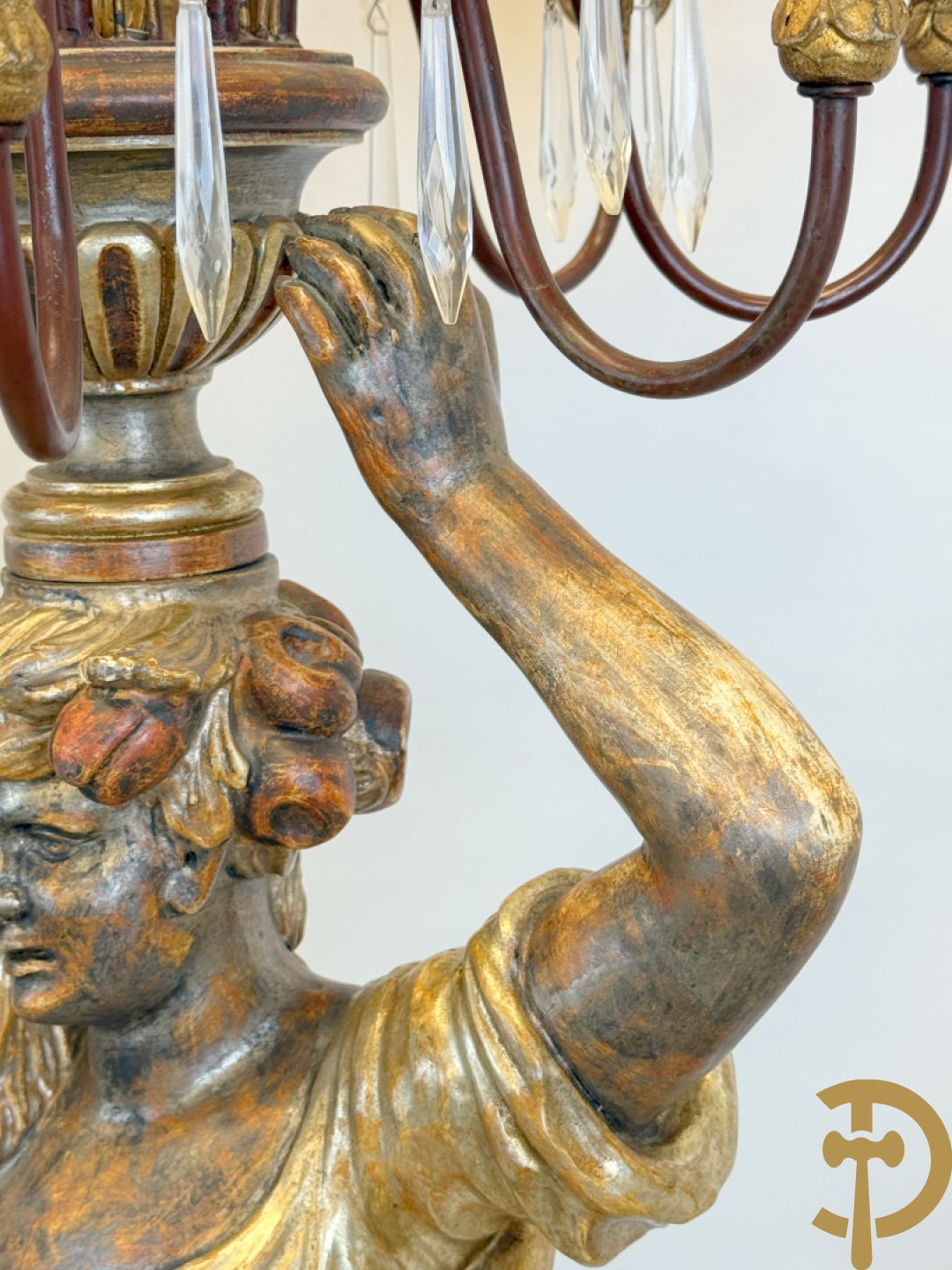 Paar gepolychromeerde dames op sokkel, bekroond met achtarmige kandelaar met lichtpunten en bellen, Italiaans, jaren 