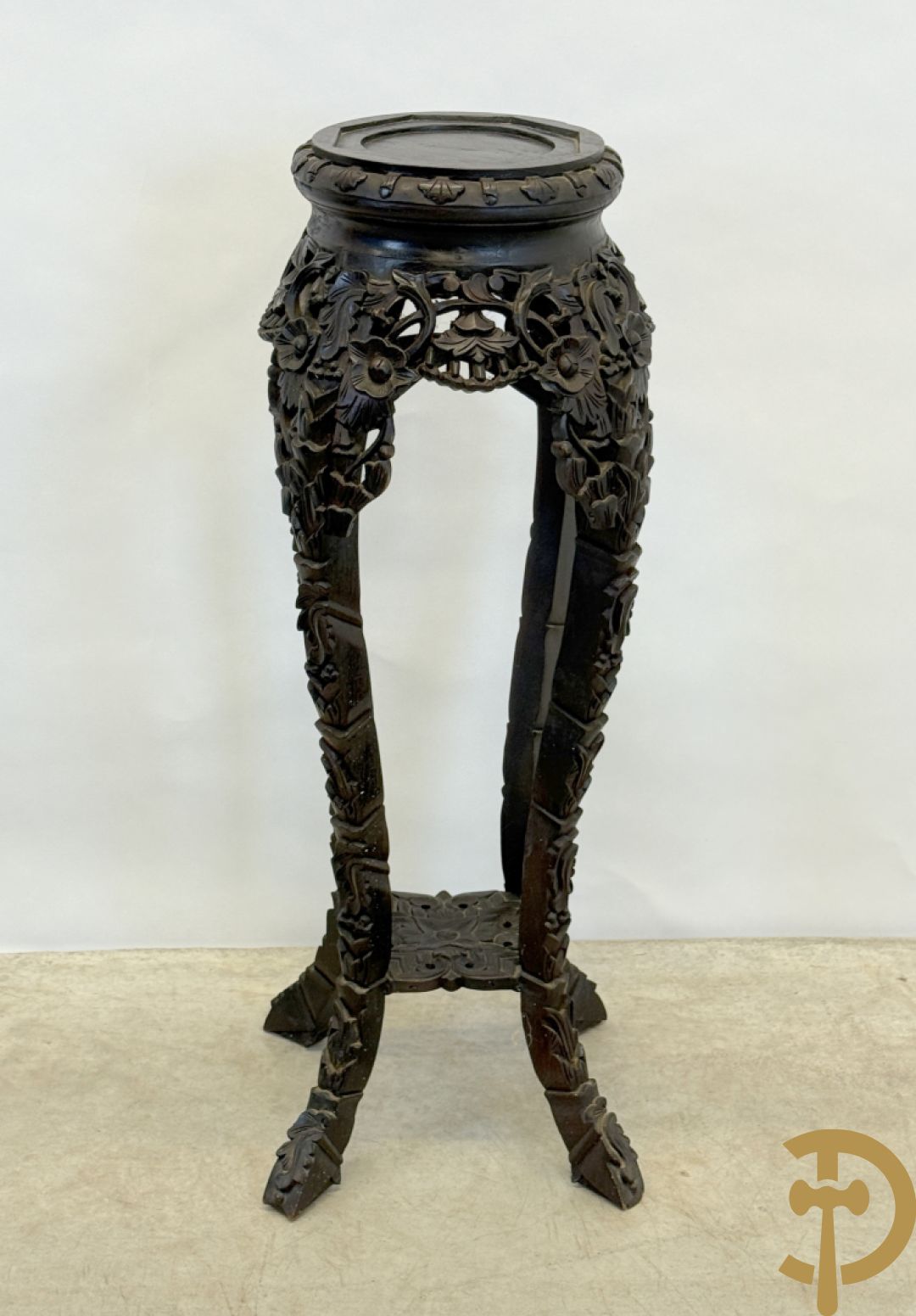 Chinese handgesculpteerde hoge sokkel met bloemenmotieven