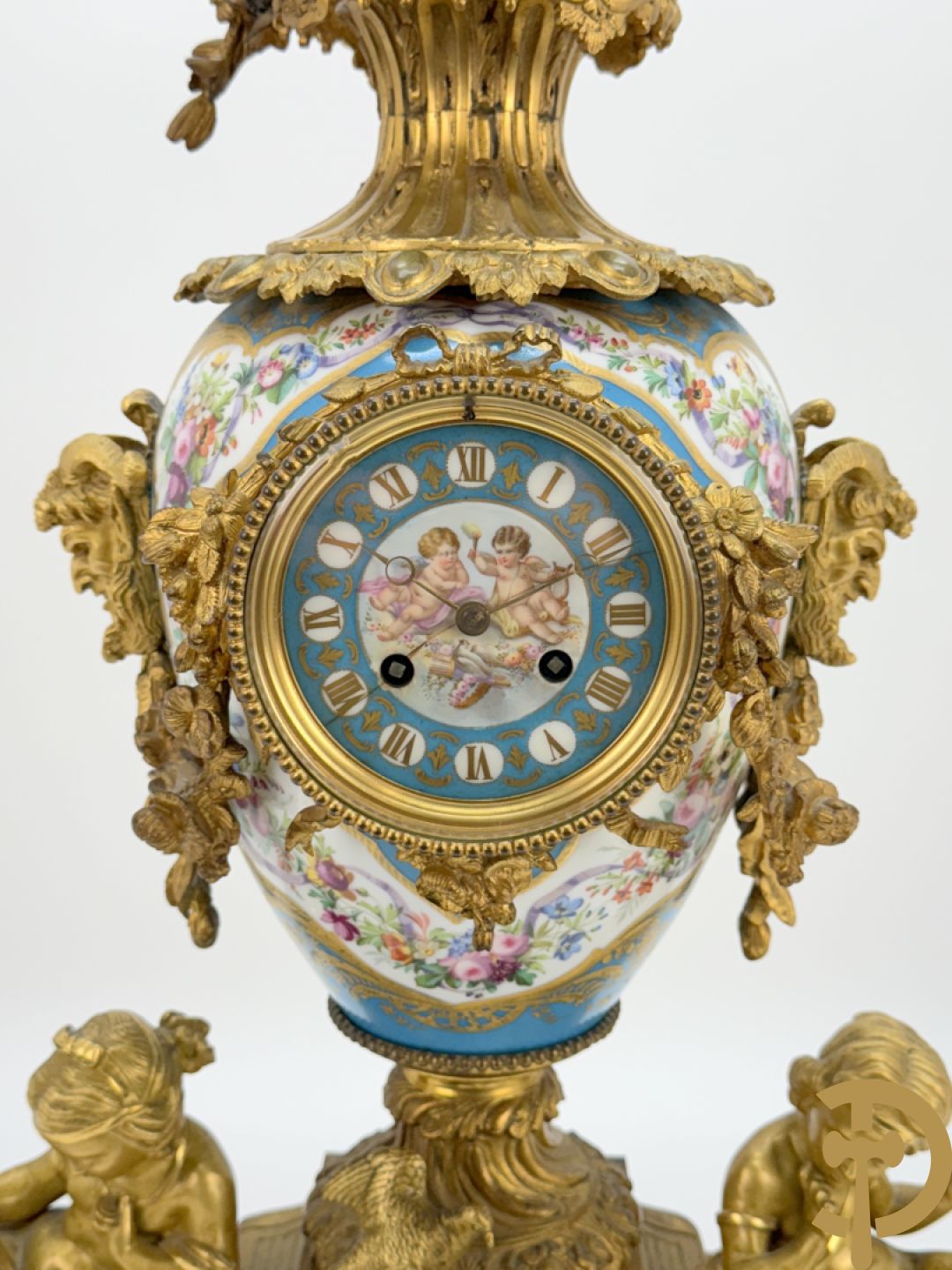 Driedelige bronzen Franse garnituur bezet met cupido