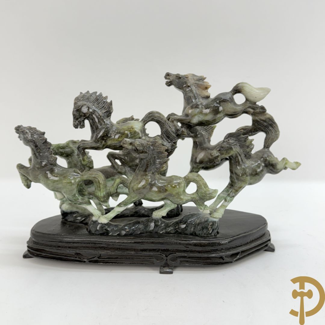 Gesculpteerd beeld met 8 galopperende paarden in jadeiet op houten sokkel