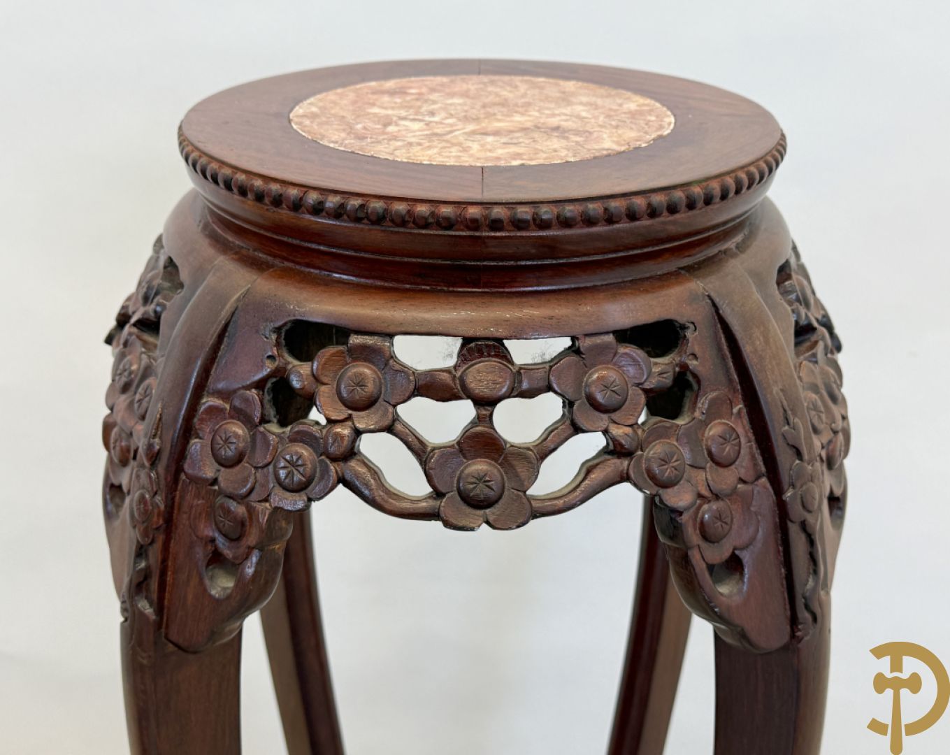 Chinese hardhouten sokkel met bloemensculptuur + Chinese hardhouten sokkel met bloemen- en vogelsculptuur