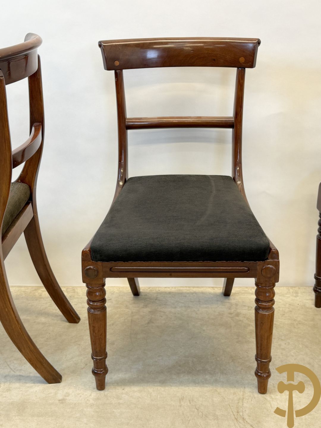 Set van 8 notelaren gondelvormige stoelen