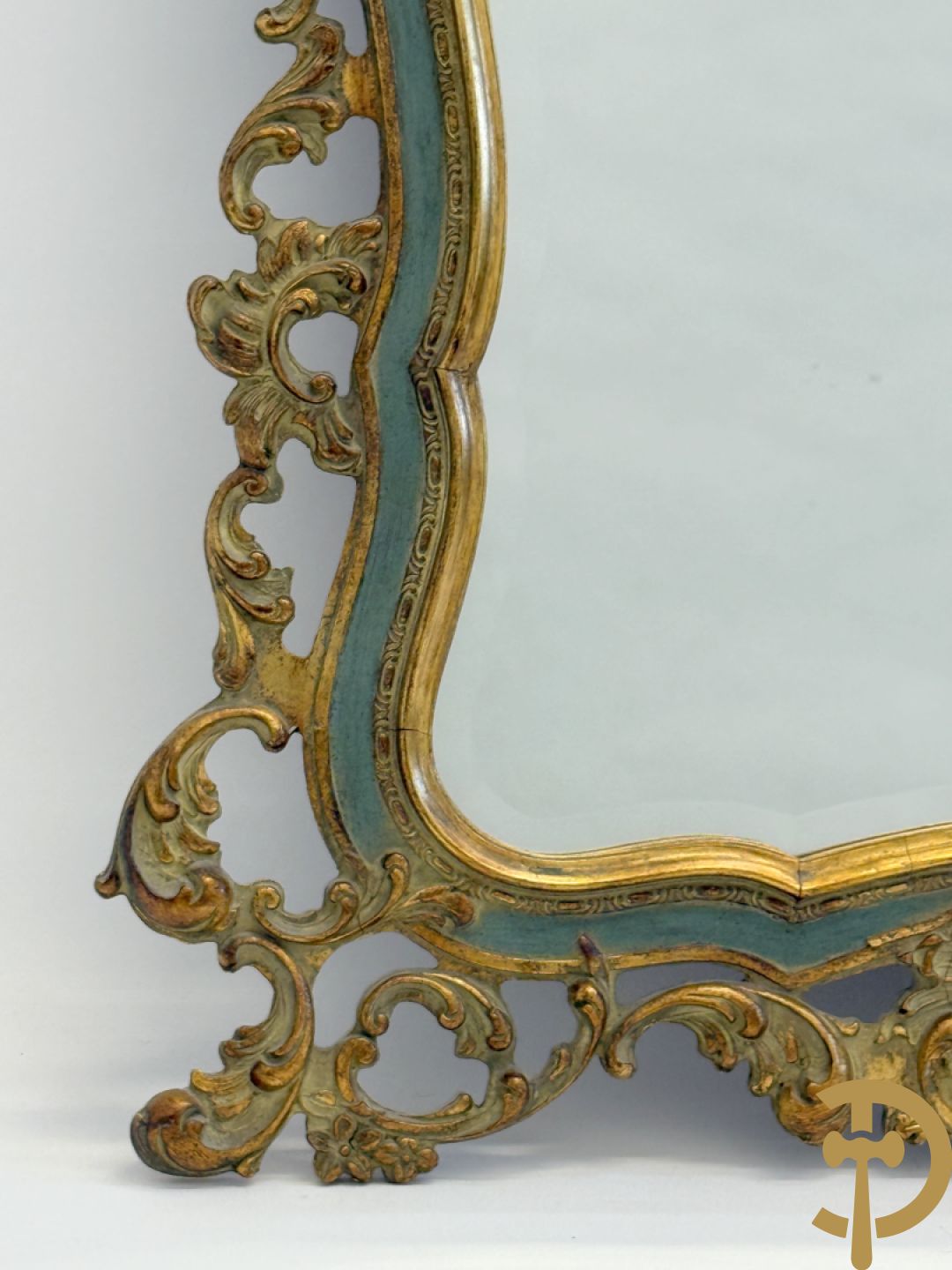 Paar vergulde spiegels met geslepen boord en rocailles, Louis XV stijl