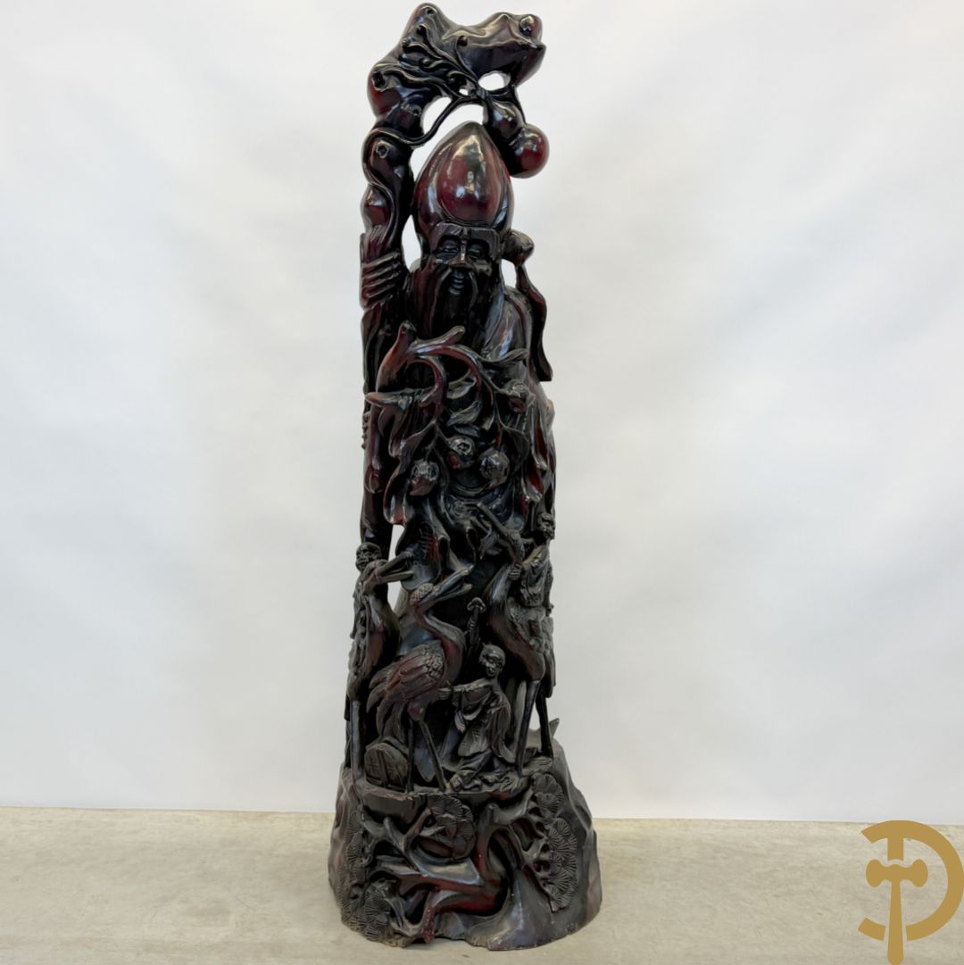 Aziatische houtsculptuur van wijsgeer met staf, vogels en kinderen