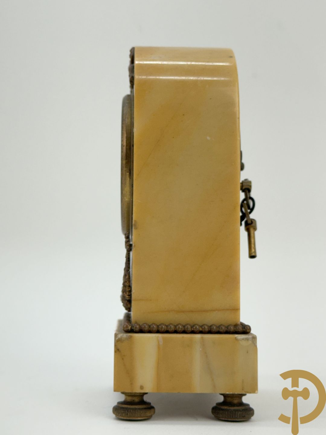 Zes miniatuurklokjes w.o. cupido houdende een pendule, marmeren kapelklokje, 2 reiswekkers, Napoleon III pendule in koper en zamak klokje