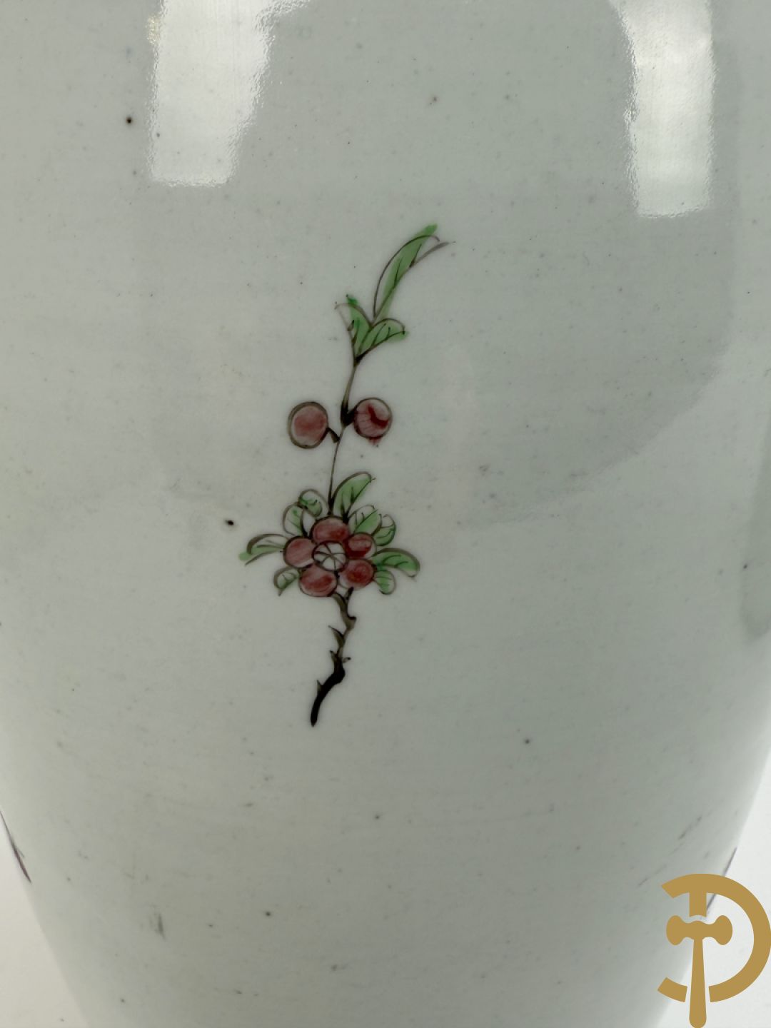 Chinese porseleinen vaas met decor van takken en vogels + Chinese porseleinen vaas met bloemendecor