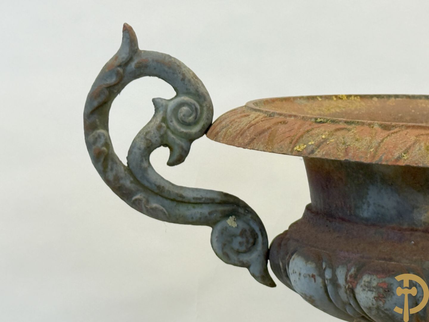 Gietijzeren amfoor met 2 oren op sokkel