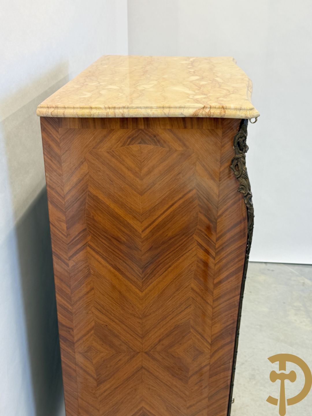 Notelaren zevenladenkast met bloemenmarquetterie en bronzen ornamenten, bovenaan met marmeren blad