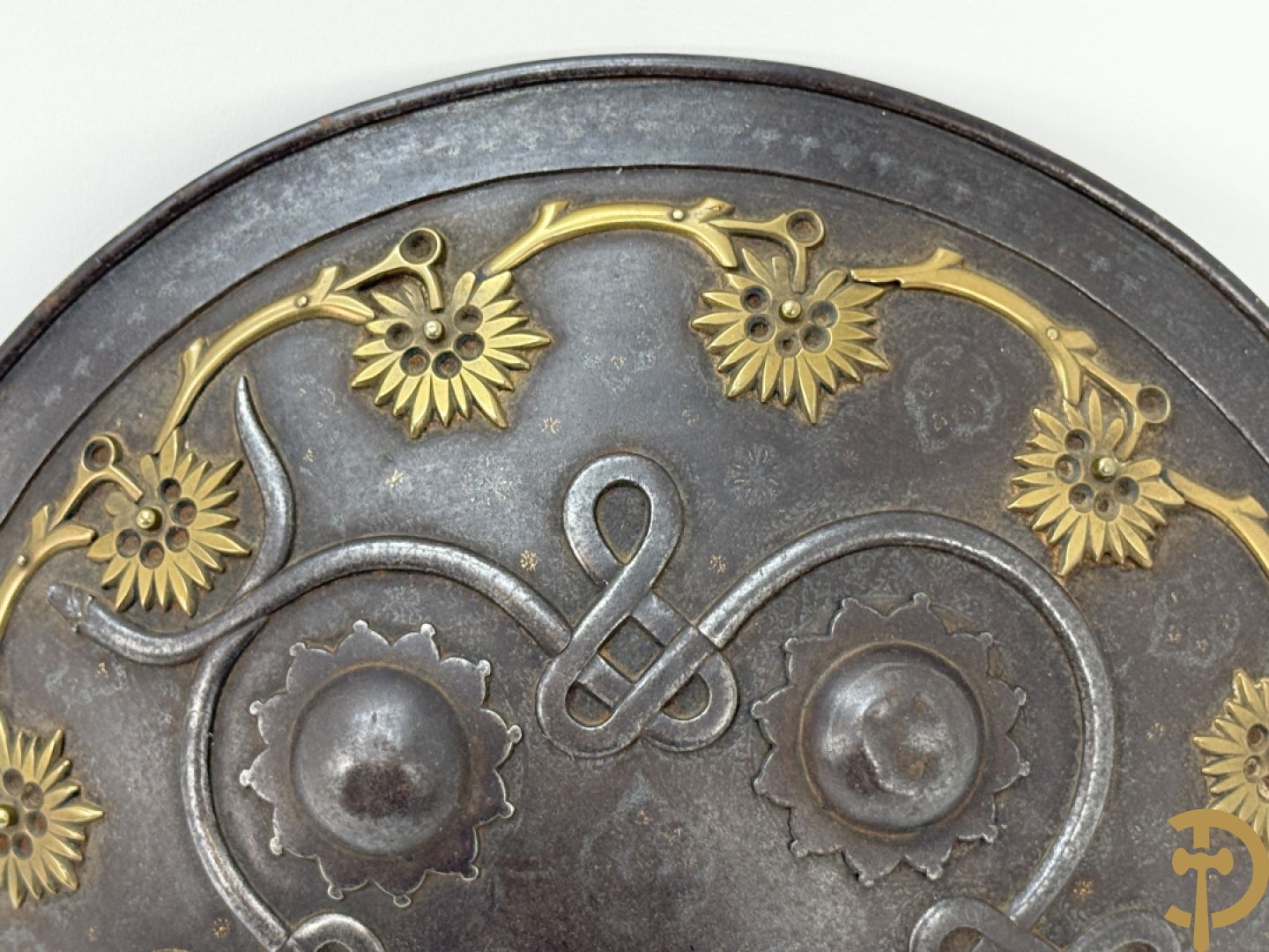 Bewerkt ijzeren Indo-Perzisch Dhal-Separ schild, 19e