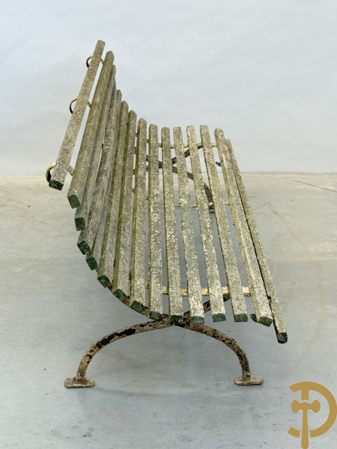 Tuinbank met houten latjes op ijzeren chassis