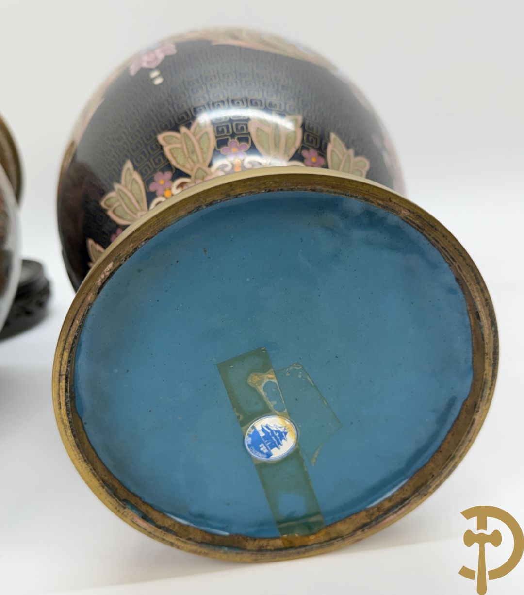 Paar ballustervormige cloisonévazen met decor van vogels en bloemen - op houten sokkel + paar kleine cloisonévazen met vogel en bloemendecor - op houten sokkel