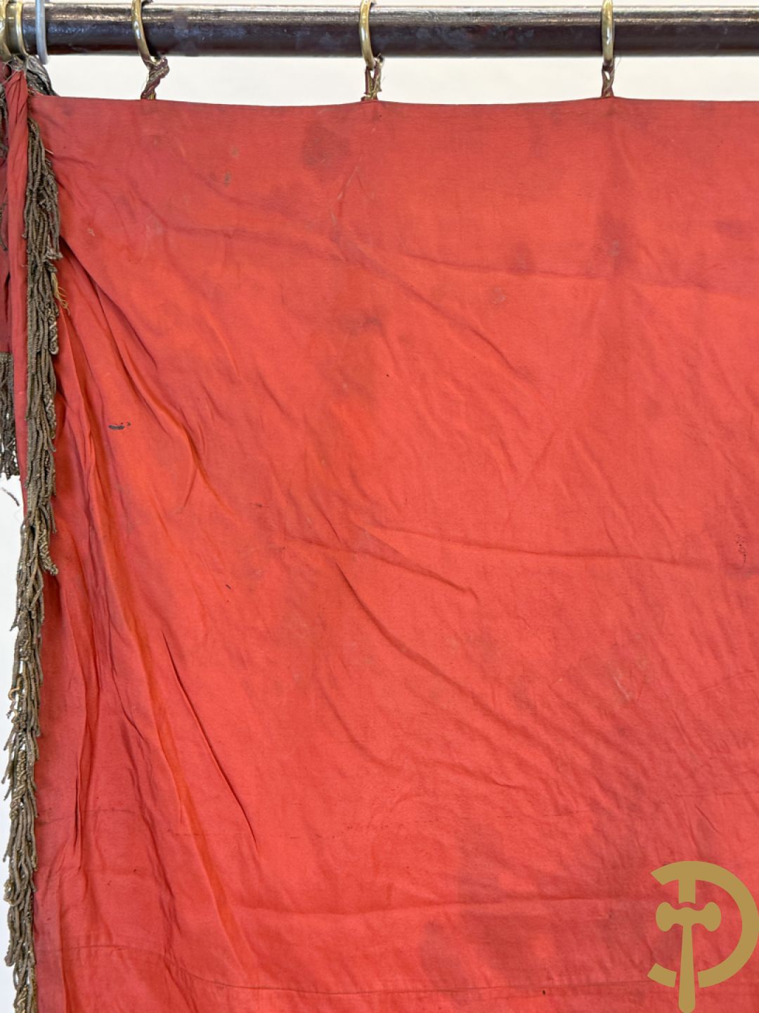 Franse vaandel met gouden gesculpteerde helm bezet bovenaan, Parti Socialiste S.F.I.O. Comité Jean Jaures Lille, gemerkt Fabriqué de Drapeaux de Societés Insignes Moyart-Castin, 3 Rue des Chats Bossus Lille