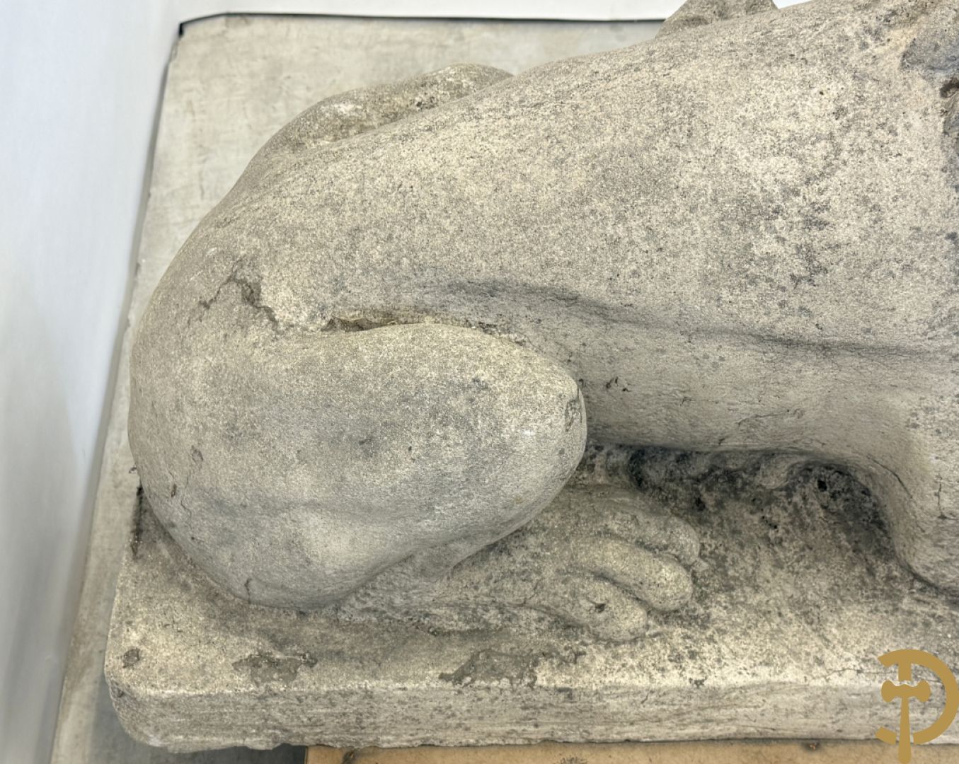 Paar betonnen tuinbeelden van leeuwen