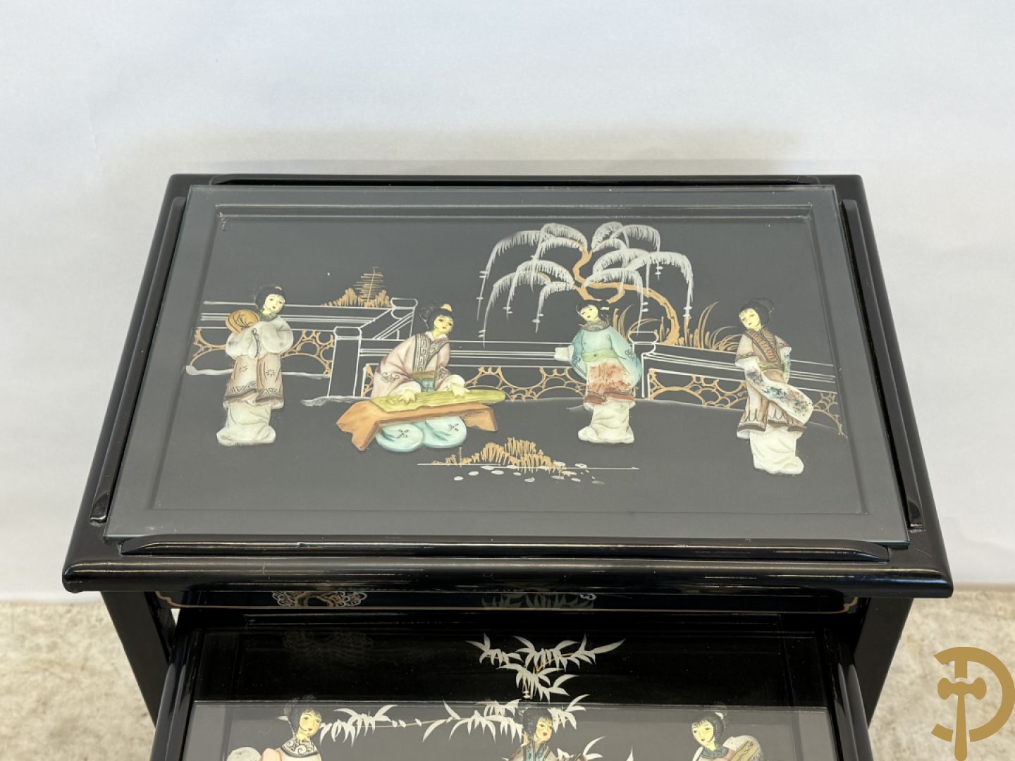 Set Chinese nesttables met geanimeerde scènes van geisha