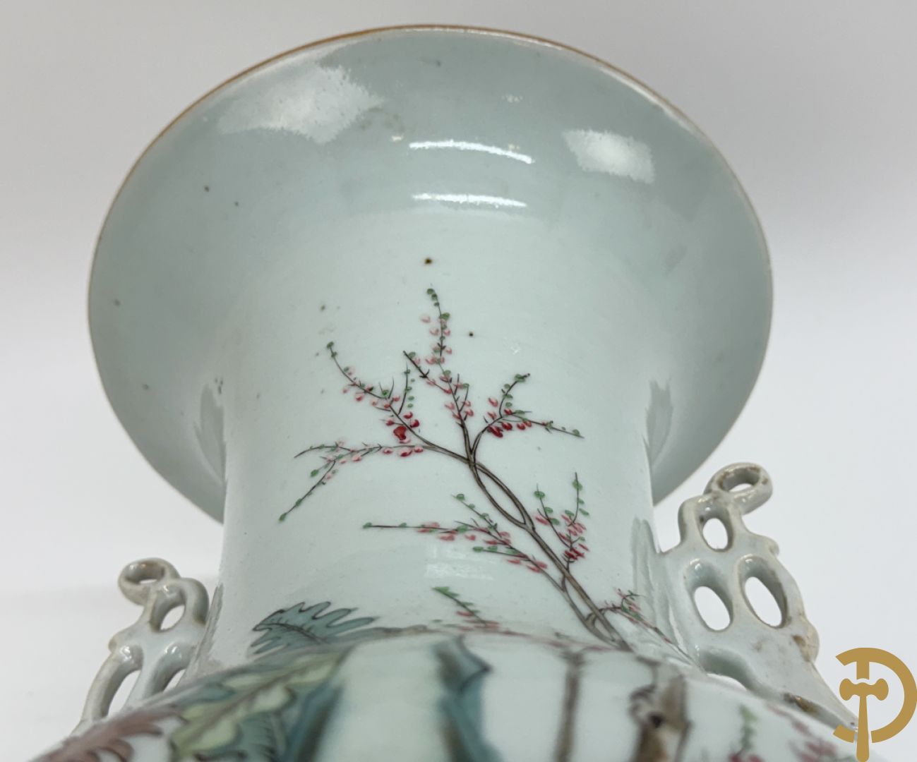 Chinese porseleinen vaas met decor van dames in landschap