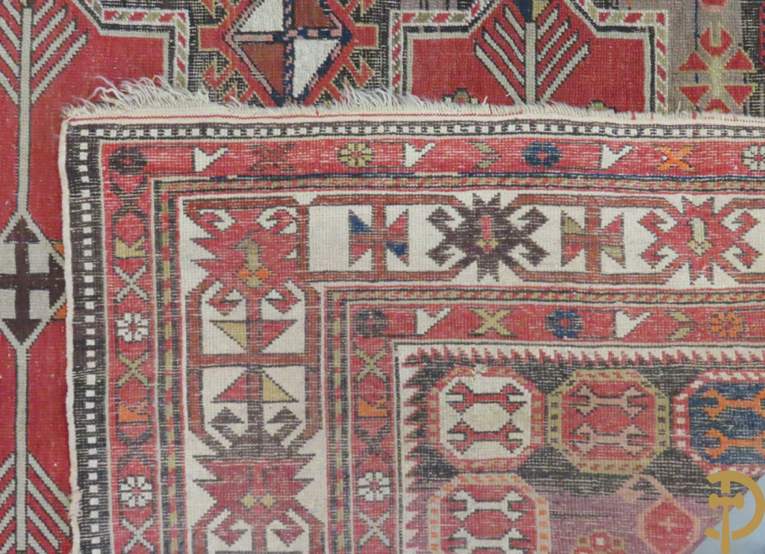 Antiek oosters handgeknoopt Kaukasus tapijt met geometrische patronen