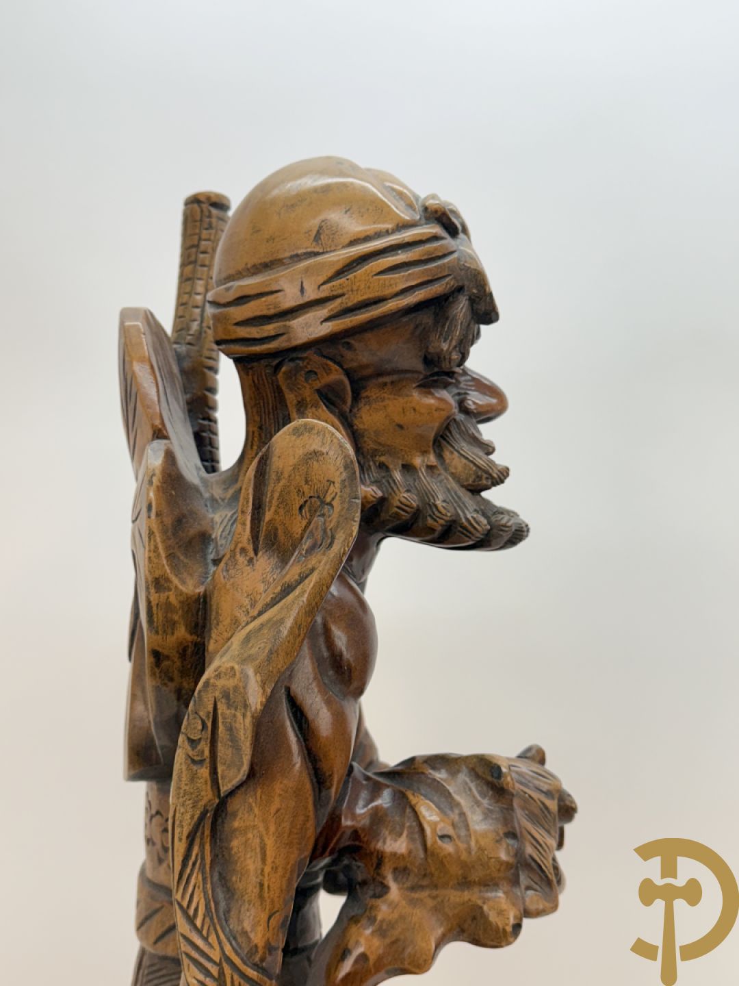 Aziatische houtsculptuur Guanying met 2 oosterse figuren + Oosterse man met baard