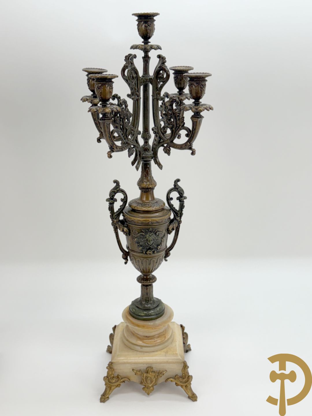 Driedelige zamak garnituur bestaande uit pendule met cupido en dame geflankeerd door paar vijfarmige kandelaars, Bruchon getekend