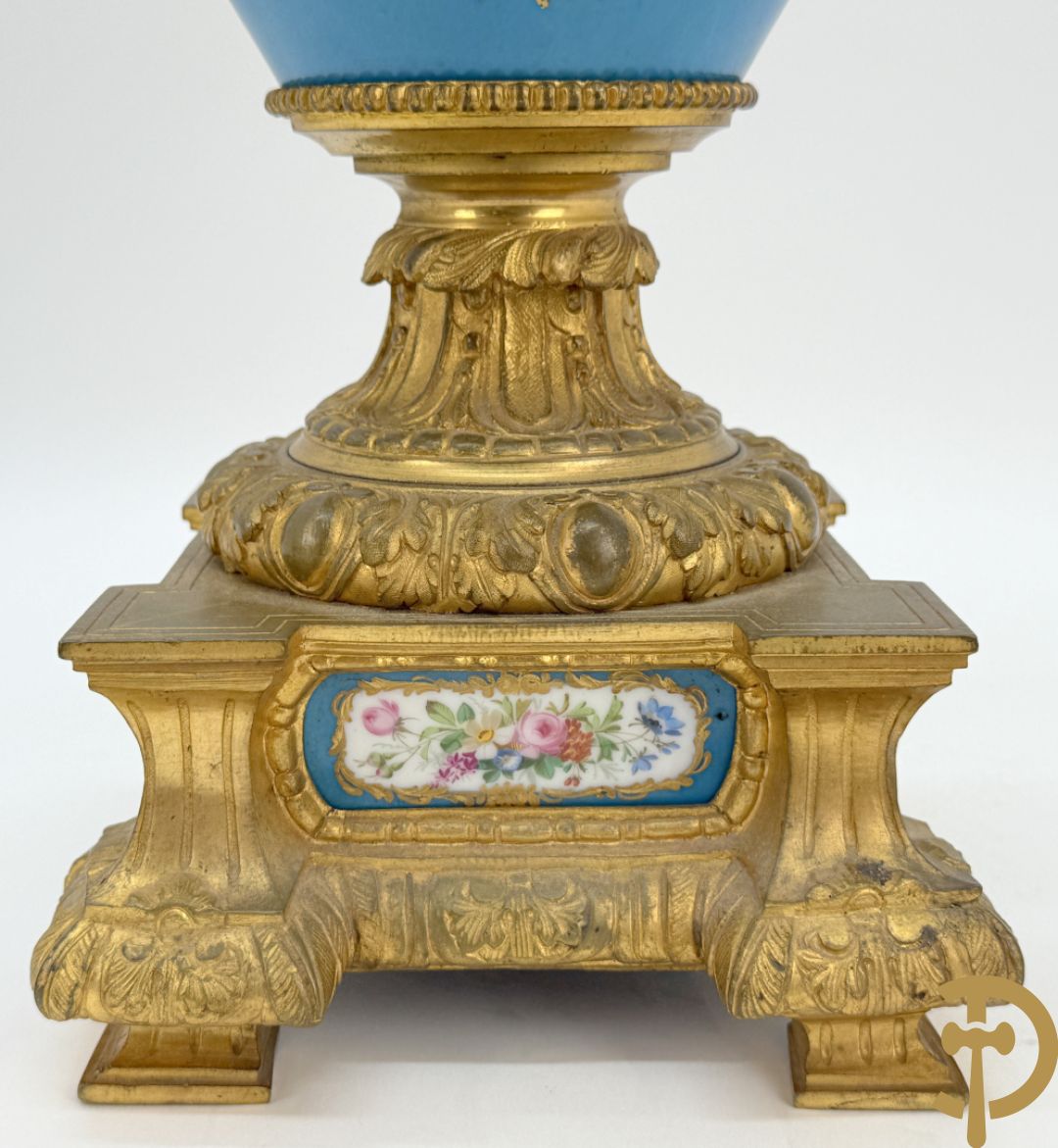 Driedelige bronzen Franse garnituur bezet met cupido