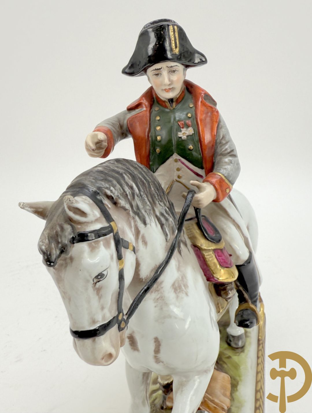 Porseleinen Napoleonistische figuren w.o. Napoleon te paard, 2 officieren, staande Napoleon en 4 kleine figuren