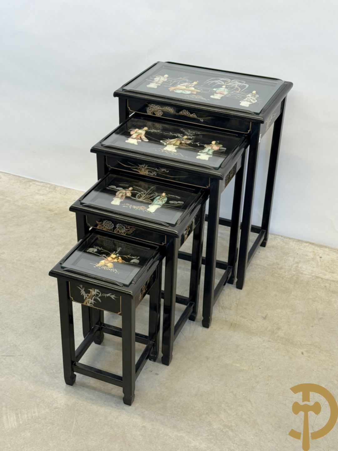 Set Chinese nesttables met geanimeerde scènes van geisha
