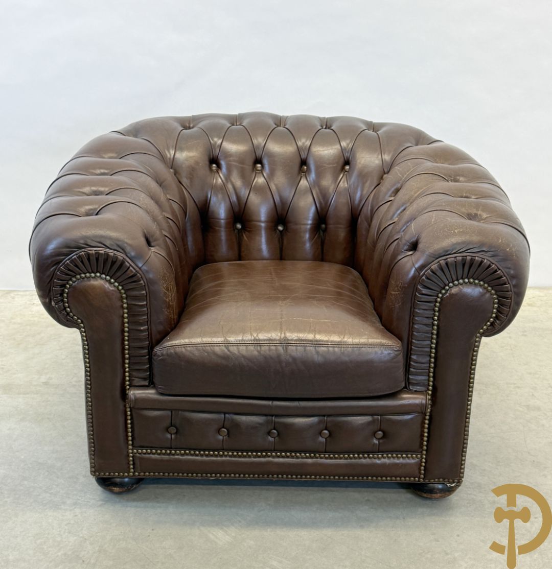 Bruin lederen driezit en club chesterfield