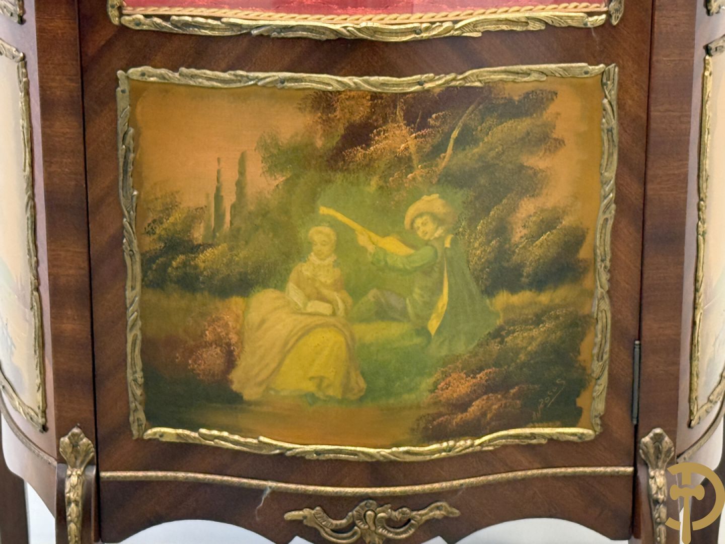 Notelaren gebombeerde Louis XV vitrine met handbeschilderde romantische taferelen en bezet met bronsbeslag