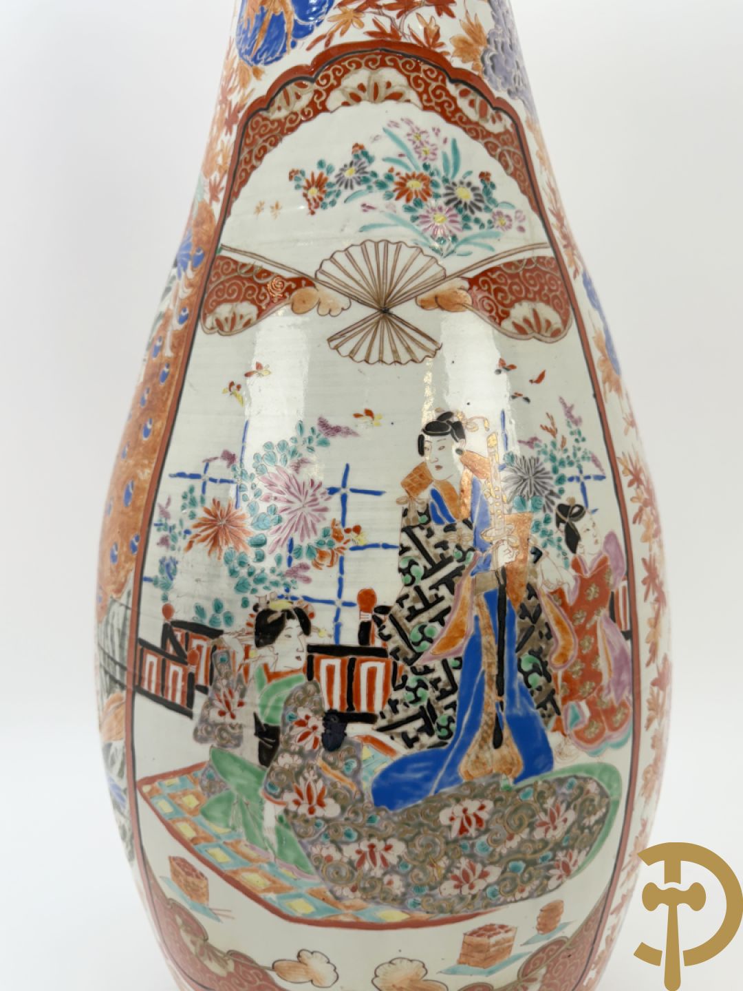 Paar Japanse porseleinen waaiervazen met bloemen en geanimeerd decor