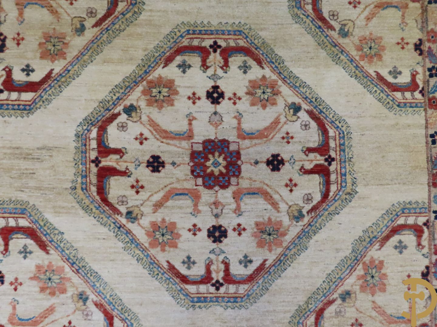 Oosters handgeknoopt tapijt met bloemen- en vogelmotieven op beige fond