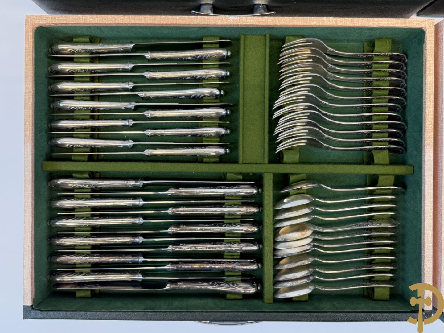 Verzilverd Louis XV bestek in schrijn : 10 reeksen en losse stukken