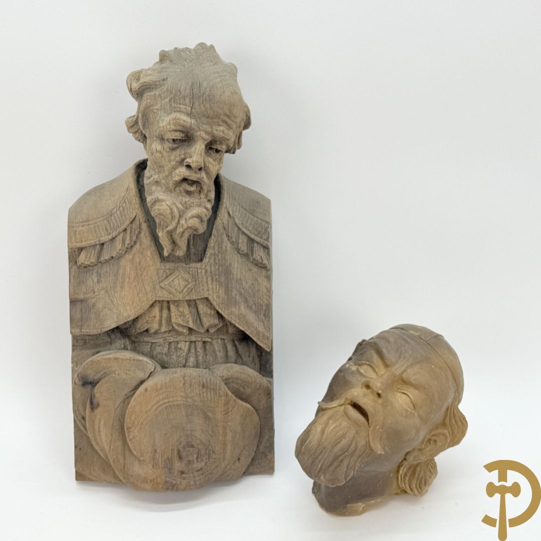 Houtgesculpteerd eiken basrelief karakterkop van man met baard + terra cotta karakterkop van man met baard, achteraan gemerkt Buster 