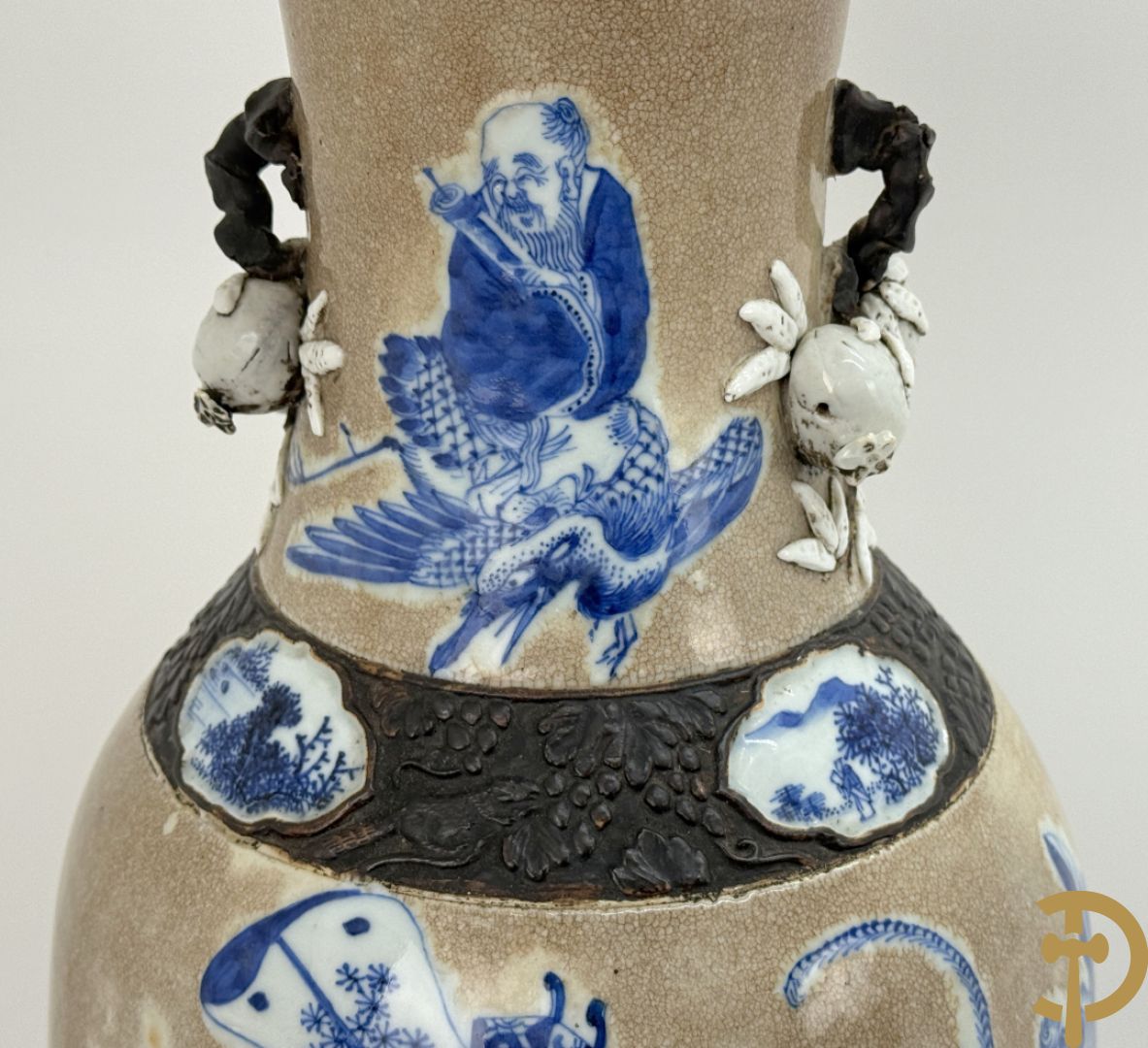 Antieke Chinese Nankin vaas met decor van wijsgeren, onderaan bezet met hert en bovenaan met pioenrozen