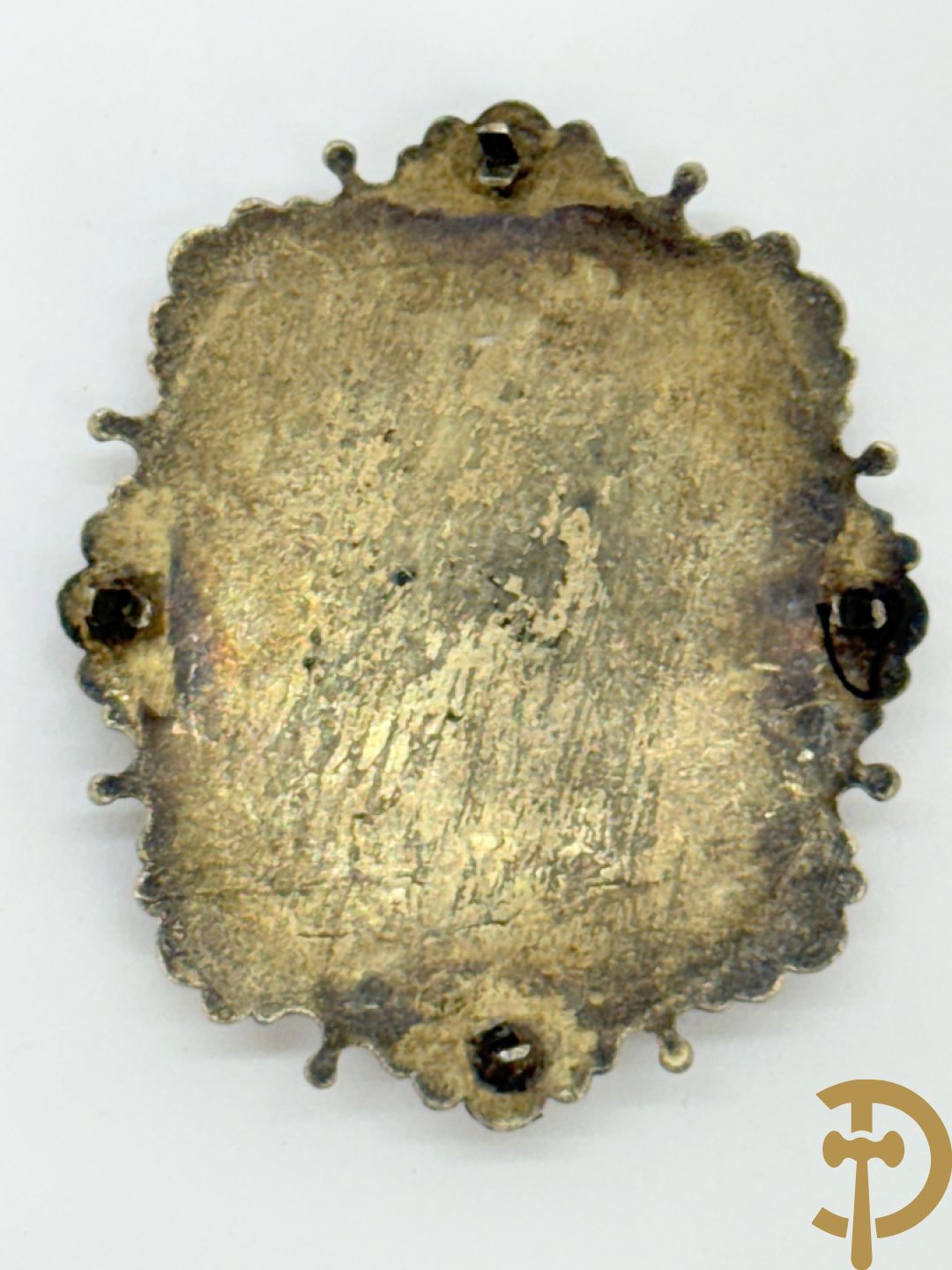 Lot massief zilver w.o. 2 geajoureerd riemboekels waarvan 1 met email bewerkt, geajoureerde centuurhouder met cupido