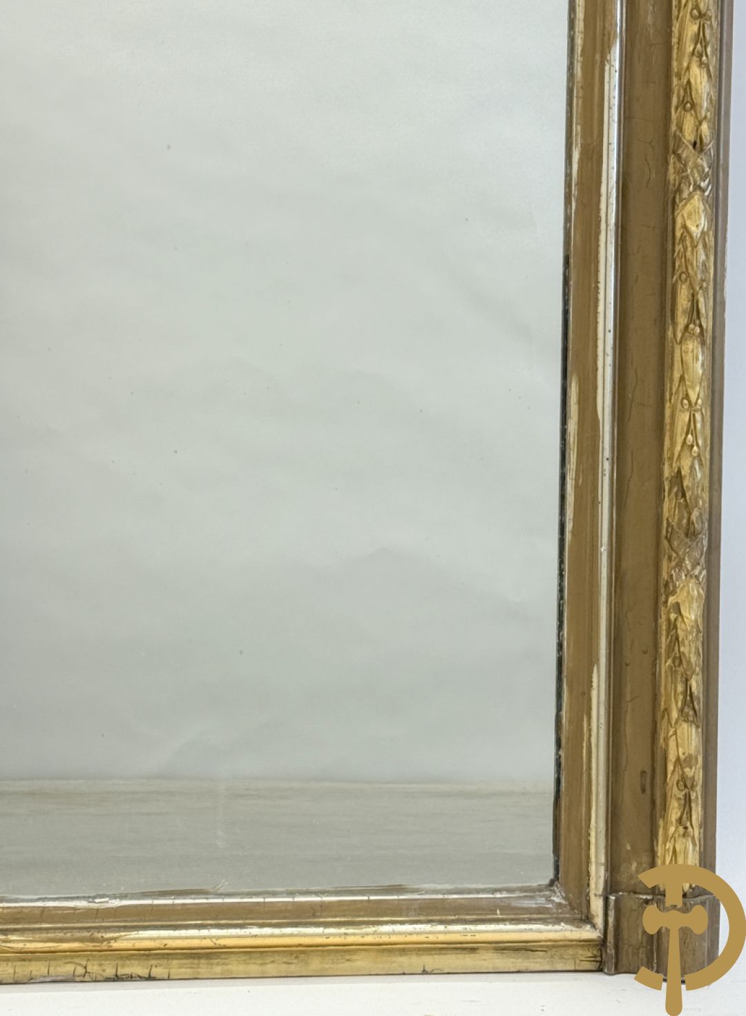 Grote vergulde hall spiegel bezet met troffee van cupido