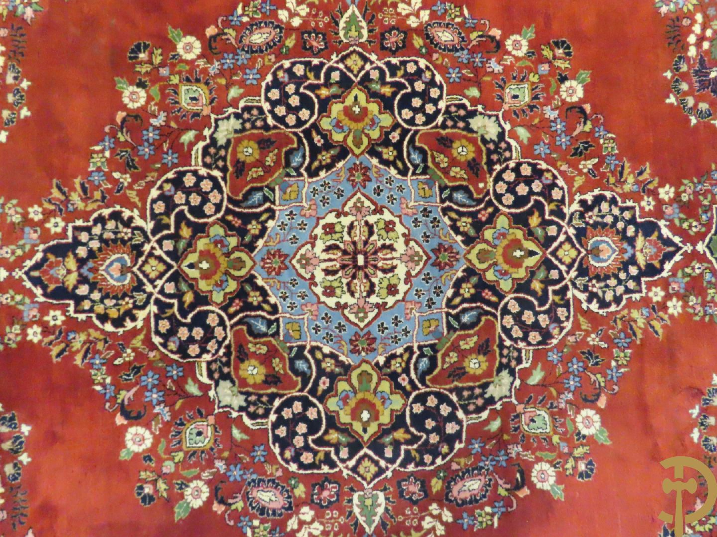 Oosters handgeknoopt tapijt met centraal medaillon en bloemenmotieven op rode fond, Tabriz