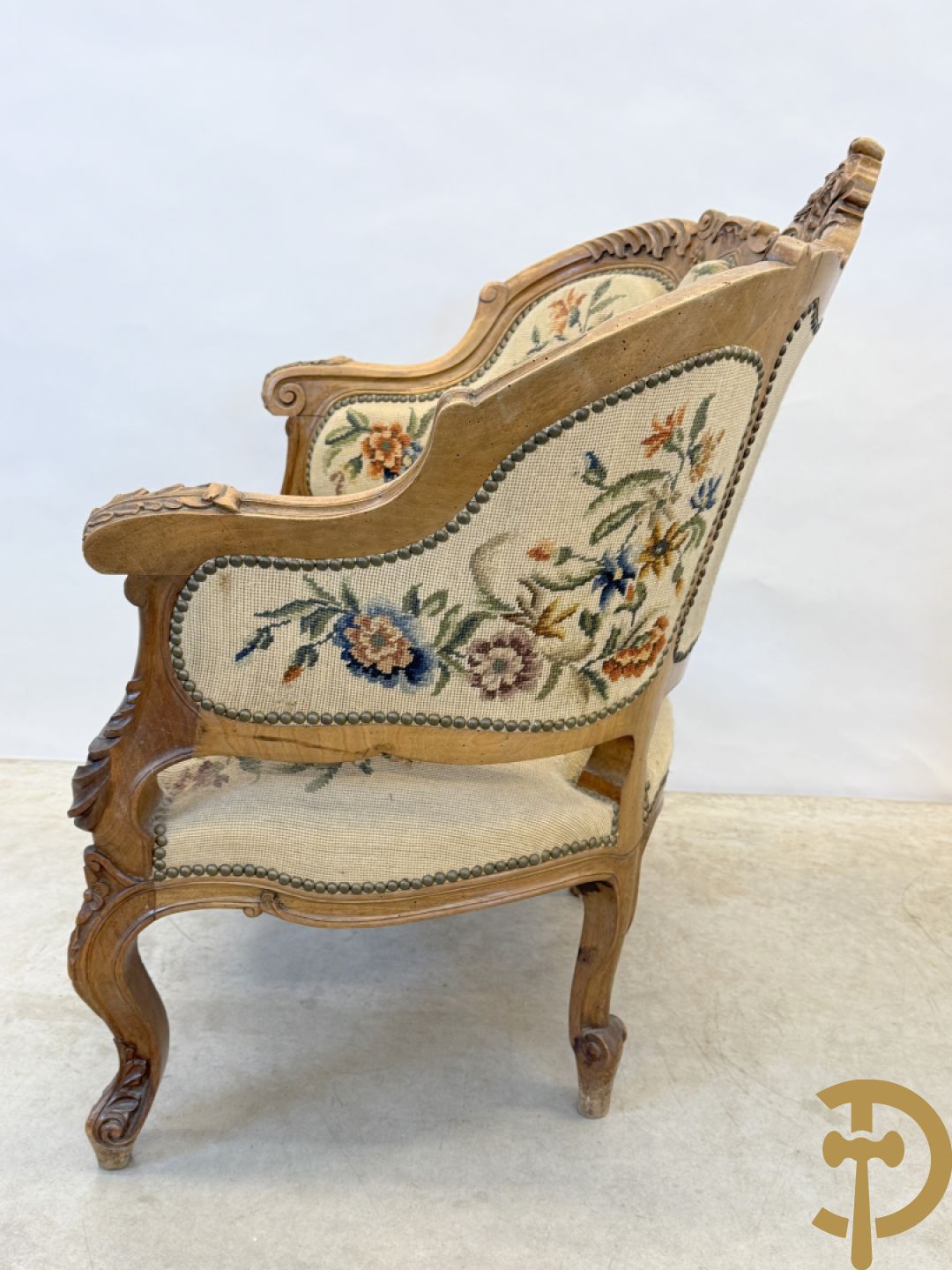 Paar armzetels bezet met petit points + 2 bijhorende stoelen