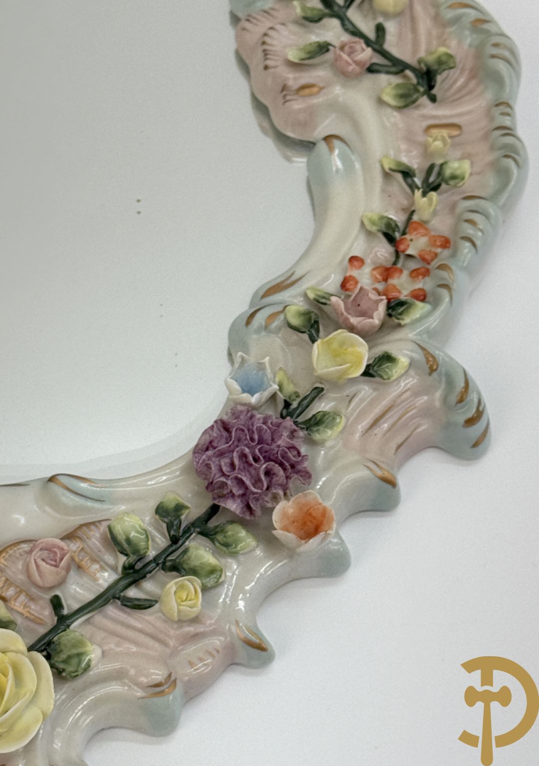 Porseleinen spiegel met cupido en bloemen bezet + porseleinen beeld met cupido en rocailles