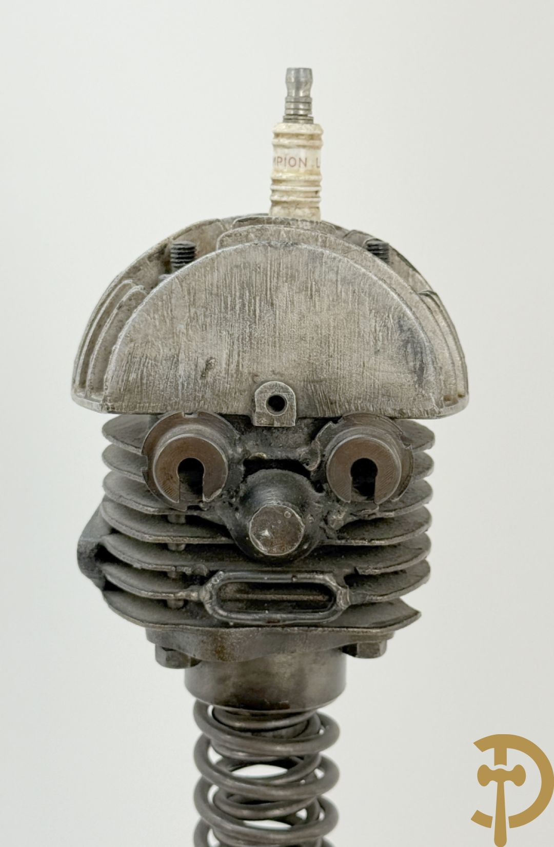 GIELS getekend - Kunstzinnige figuur in ijzerassemblage van motoronderdelen