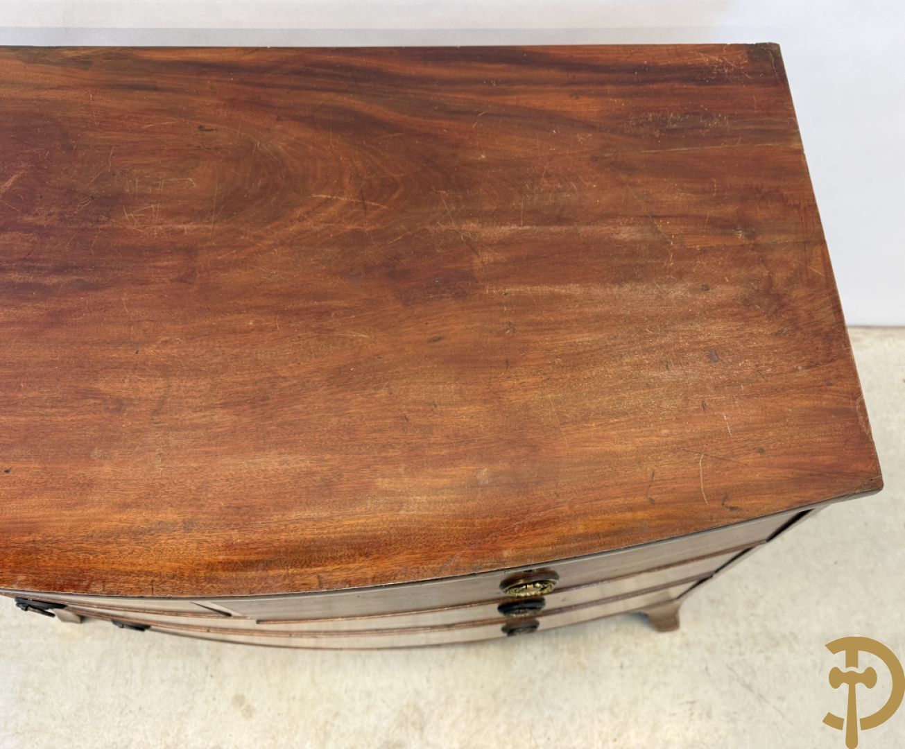 Engelse gebogen mahoniehouten vierladencommode