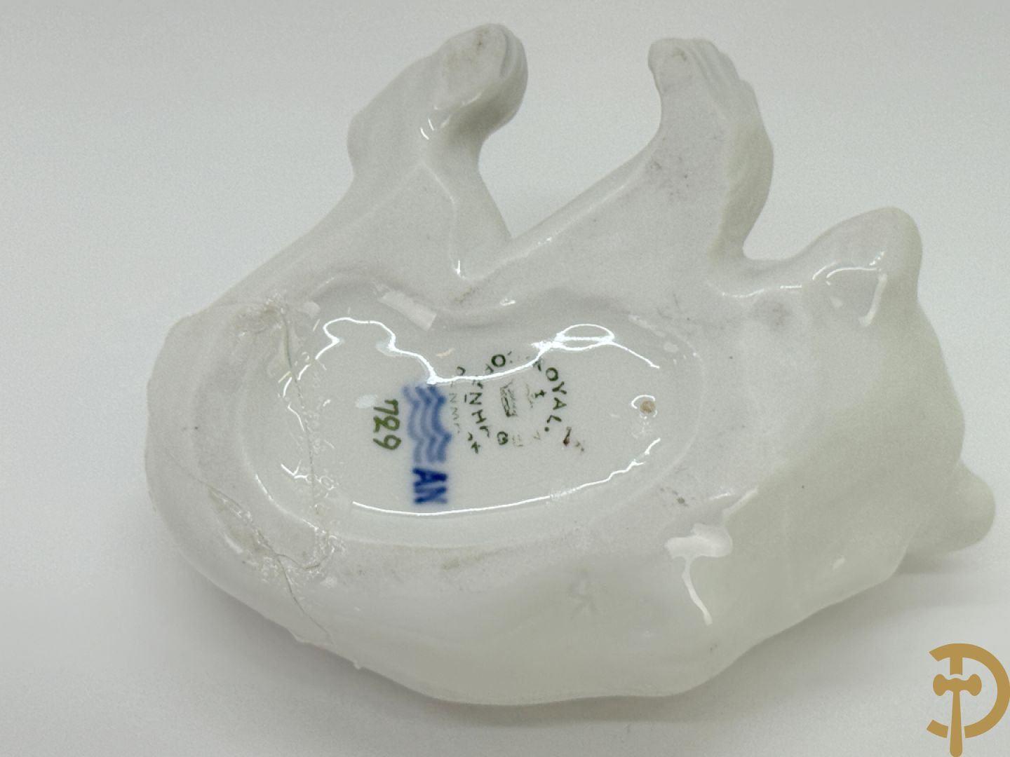 Reeks biscuitbeelden in Royal Copenhagen o.a. saterfiguur met bok, vogeltjes, hond, muis, ijsbeer, schaaltje