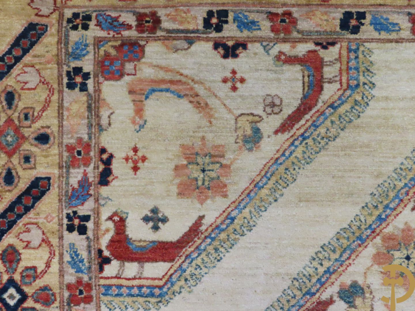 Oosters handgeknoopt tapijt met bloemen- en vogelmotieven op beige fond