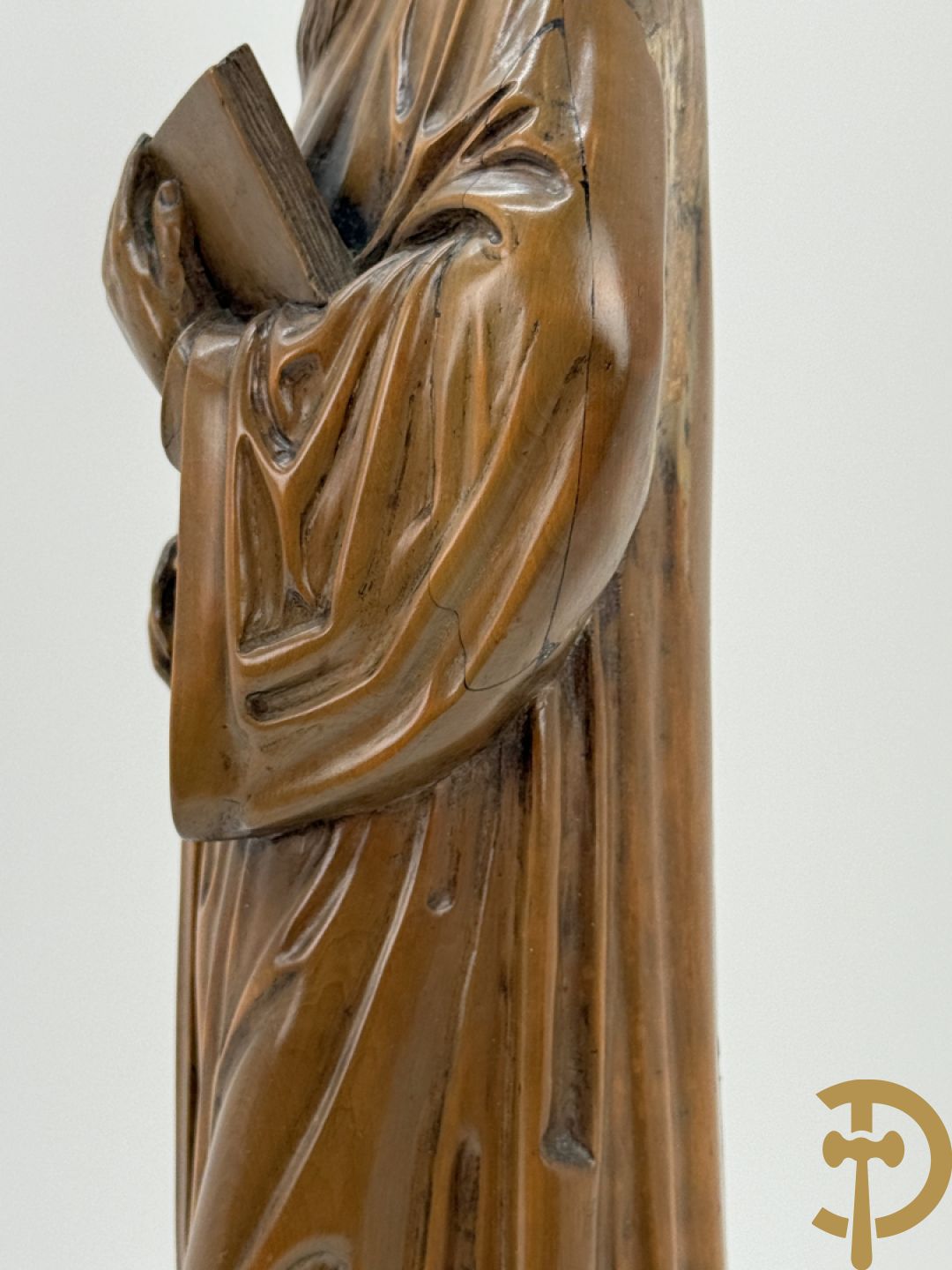 Houtsculptuur van evangelist met zwaard